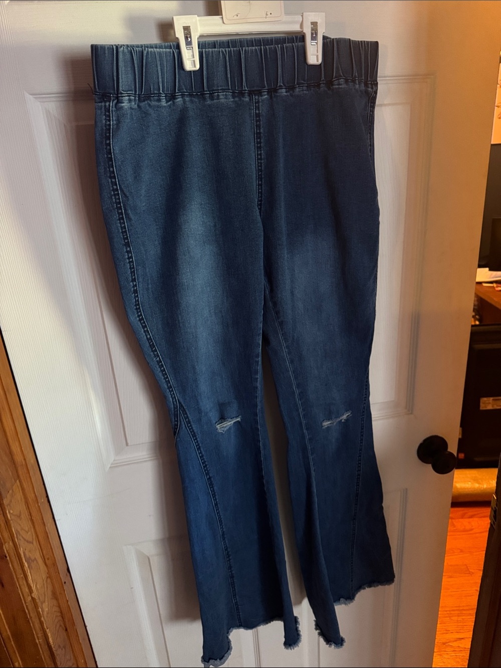 Dark Blue Wide-Leg Flare Jeans with Subtle Knee Distress
